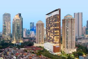 un profilo della città con grattacieli e palazzi di Somerset Sudirman Jakarta a Giacarta