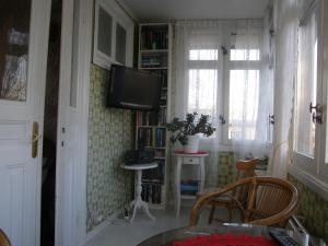 Televízia a/alebo spoločenská miestnosť v ubytovaní Monicas Rumsuthyrning
