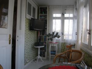 TV a/nebo společenská místnost v ubytování Monicas Rumsuthyrning + 25 fotografií
