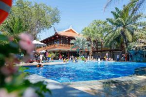 una piscina en un complejo con gente dentro en Phuong Nam Resort en Thuan An