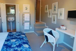 - une chambre avec un lit, un lavabo et des escaliers dans l'établissement Sneezewood Farm Bed&Breakfast and Self-Catering Cottage, à Dundee