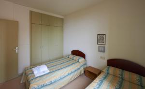 Cama o camas de una habitación en Apartamentos Montserrat Abat Marcet
