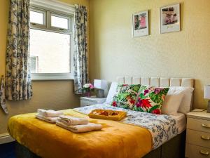 - une chambre avec un lit et un plateau de nourriture dans l'établissement Chaseley House, à Blackpool