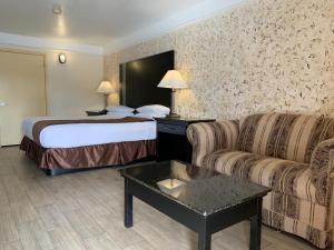 Postel nebo postele na pokoji v ubytování Texas Inn & Suites Pharr/San Juan