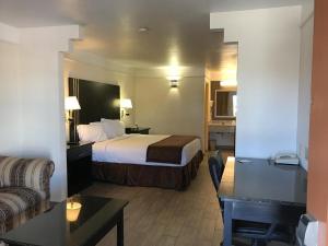 Postel nebo postele na pokoji v ubytování Texas Inn & Suites Pharr/San Juan