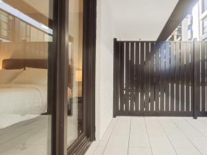 1 dormitorio con 1 cama y puerta corredera de cristal en Luxurious 2 bedroom apartment Free secure parking en Auckland