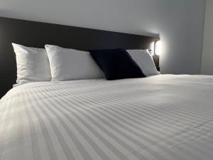 Een bed of bedden in een kamer bij Country Roads Motor Inn Dysart