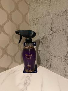 um frasco de perfume roxo sentado numa mesa em Hotel Regent (Adult Only) em Nagoia