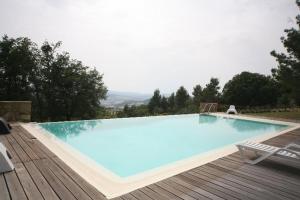 Bazén v ubytování Agriturismo Podere Costarella nebo v jeho okolí