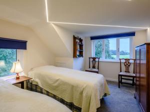 a bedroom with two beds and a window at Hilley Holey in Horning