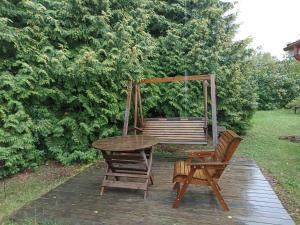 una mesa y 2 sillas y un columpio en un patio en Saimaa home, en Lappeenranta