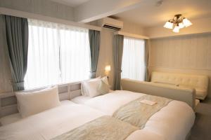 - une chambre avec un grand lit et une fenêtre dans l'établissement Framboise KYOTO Hotel de charme, à Kyoto