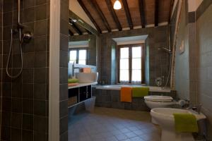 Koupelna v ubytování Agriturismo Podere Costarella