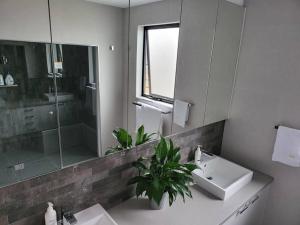 ライにあるAlogara House, Modern, 6 bedrooms with hot tub and viewsのギャラリーの写真