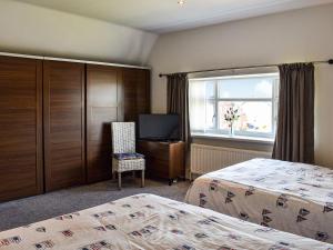 Кровать или кровати в номере Birkby Lodge