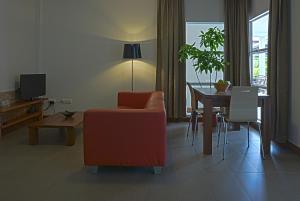 a living room with a chair and a dining room table at Mathurin Appartementen in Paramaribo