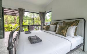 Un pat sau paturi într-o cameră la Utapao sattahip rayong resort +96 fotografii