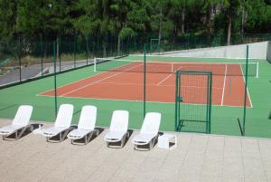 Pista de tennis o esquaix a Hotel et Résidence Le Clos Cerdan o a prop