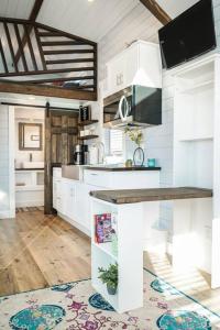 Virtuvė arba virtuvėlė apgyvendinimo įstaigoje Charming Tiny Home with private deck and bbq