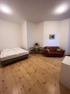 um quarto com uma cama, um sofá e uma mesa em Thomas Apartments em Berlim