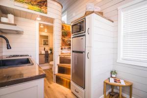 una cocina con nevera de acero inoxidable en una casa en Delightful tiny home conveniently located en Apple Valley