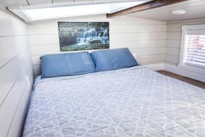 Letto o letti in una camera di Delightful tiny home conveniently located
