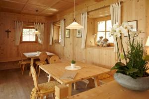 ein Esszimmer aus Holz mit einem Holztisch und Stühlen in der Unterkunft Apparthotel Calma in Tscherms