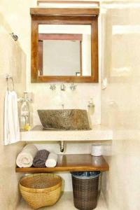 bagno con lavandino e specchio di Villa Serene & Spa Mangsit a Mangsit