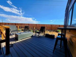 Rõdu või terrass majutusasutuses Designer Modern Tiny Home w All of The Amenities