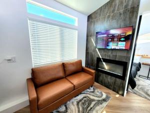 TV a/nebo společenská místnost v ubytování Designer Modern Tiny Home w All of The Amenities + 21 fotografií