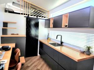 Köök või kööginurk majutusasutuses Designer Modern Tiny Home w All of The Amenities