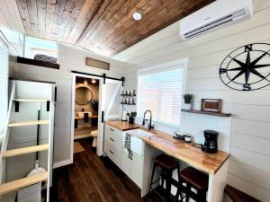 una cocina con encimera en una casa pequeña en Peaceful Tiny Home with private deck-fire pit-bbq, en Apple Valley