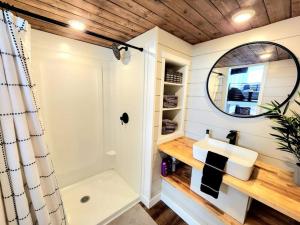 y baño con lavabo y ducha. en Peaceful Tiny Home with private deck-fire pit-bbq, en Apple Valley