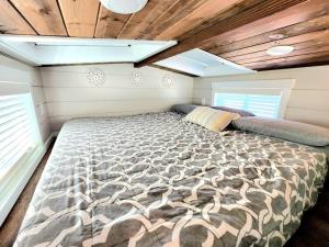 1 dormitorio con 1 cama grande en una casa en Peaceful Tiny Home with private deck-fire pit-bbq, en Apple Valley