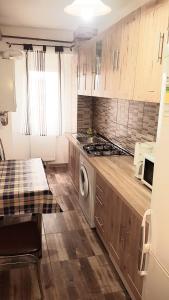 Il comprend une cuisine équipée d'une cuisinière et d'un lave-linge/sèche-linge. dans l'établissement Casa Nicolae, à Brăila