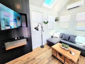 Χώρος καθιστικού στο NEW Nook Tiny Home with Deck Firepit Skylights