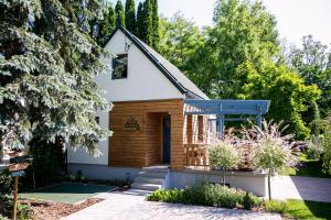 Casa pequeña con porche y árboles en Kikapcsol-LAK, en Bogács