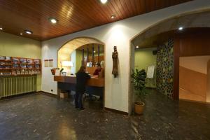 Лобби или стойка регистрации в Hotel Abat Cisneros Montserrat
