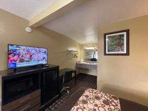 a small hotel room with a flat screen tv at Beverly Lodge in South Lake Tahoe