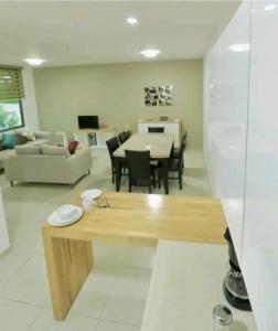 uma sala de estar com uma mesa e uma sala de jantar em Shanarani Apartament em Uruapan