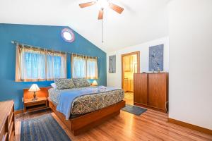 een slaapkamer met een bed en een blauwe muur bij Stubbs Sanctuary in Spotsylvania