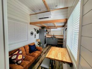 Nhà bếp/bếp nhỏ tại Romantic Tiny home with private deck