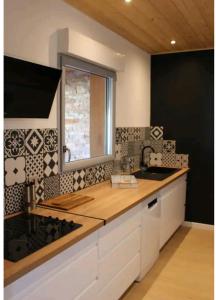 una cucina con bancone e lavandino e una finestra di grand appartement privé neuf avec loggia a Orchamps-Vennes