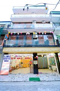 una tienda de marmitas nueva al lado de un edificio en New Nhat Minh HomeStay en Ninh Binh