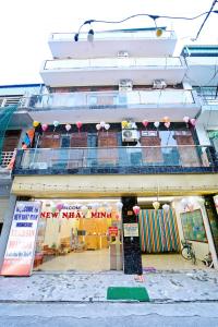 een winkel voor een gebouw in een straat bij New Nhat Minh HomeStay in Ninh Binh