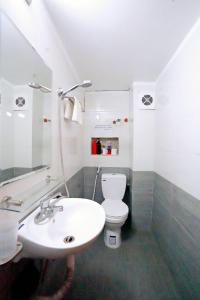 bagno con servizi igienici bianchi e lavandino di New Nhat Minh HomeStay a Ninh Binh