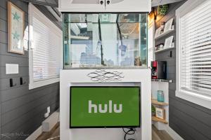 einen TV in einem Zimmer mit einem Hulu-Schild darauf in der Unterkunft Under The Sea Tiny Home in Apple Valley