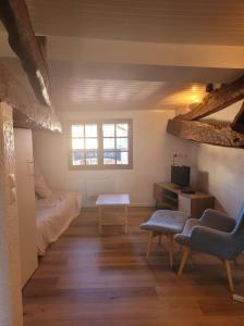 Zimmer mit einem Bett, einem Tisch und einem Sofa in der Unterkunft Cadre exceptionnel niché sous les toits dans le quartier historique in Albi