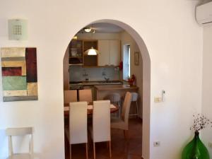 ein Esszimmer und eine Küche mit einem Tisch und Stühlen in der Unterkunft Apartment Take a Look in Dajla