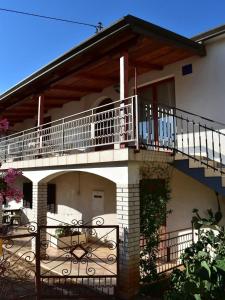 ein Haus mit Balkon und Terrasse in der Unterkunft Apartment Take a Look in Dajla